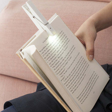 Pinza de plástico con luz para leer
